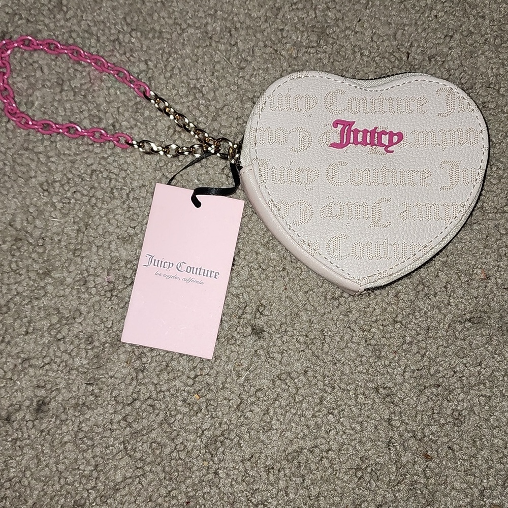 NWT Juicy Couture Sandstone& Pink🩷✨️ Chain. Heart Wristlet/ FOR ID ,Cash,keys/.